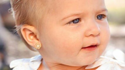 När ska spädbarns öron hålas?