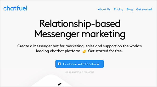 Detta är en skärmdump av webbplatsen Chatfuel. Överst till vänster visas ordet "Chatfuel" i blå text. I det övre högra hörs följande navigeringsalternativ: Om oss, prissättning, blogg, komma igång. I mitten av webbplatsens huvudområde finns mer text. En stor rubrik säger "Relationsbaserad Messenger-marknadsföring". Under rubriken finns följande text: ”Skapa en Messenger-bot för marknadsföring, försäljning och support på världens ledande chatbotplattform. Kom igång gratis. ” Under denna text finns en blå knapp med Facebook-logotypen och blå text som säger "Fortsätt med Facebook". Natasha Takahashi säger att Chatfuel är en botbyggnadsplattform som gör det möjligt för marknadsförare att skapa en bot utan att veta hur man kodar.