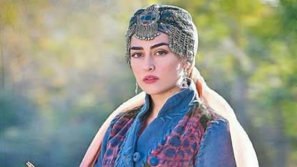 Esra Bilgiç, som spelar Halime Sultan, favoriten hos Diriliş Ertuğrul, blev ansiktet av reklam i Pakistan