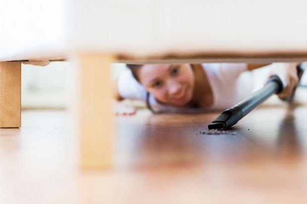 Hur man rengör under sängen? Tips om rengöring av sängar