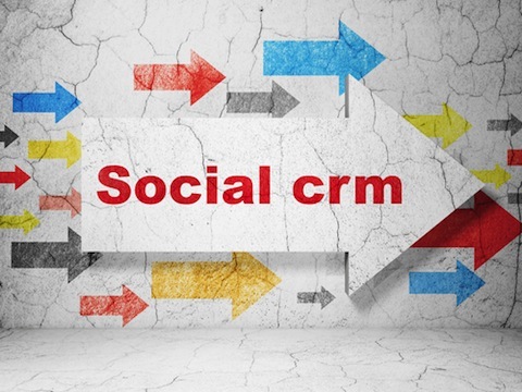 affärsidépil med social crm på grunge texturerat betongvägg bakgrund