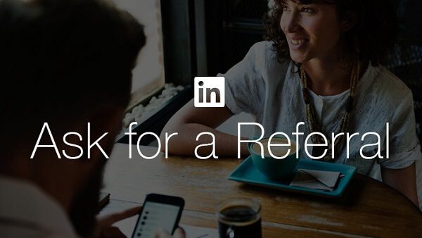  LinkedIn gör det lättare för arbetssökande att begära en remiss från en vän eller kollega med LinkedIn's nya Ask for a Referral-knapp.