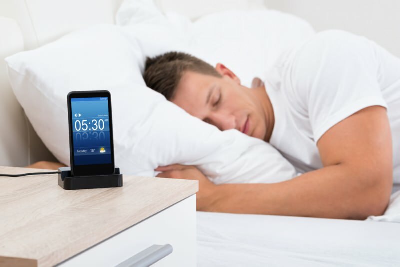 Att sova nära mobiltelefonen orsakar allvarlig sjukdom
