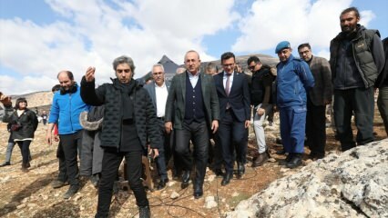 Mevlüt Çavuşoğlu besökte uppsättningen av anfallsserien