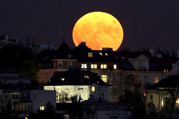 Om supermånen är nära jorden blir månens yta röd