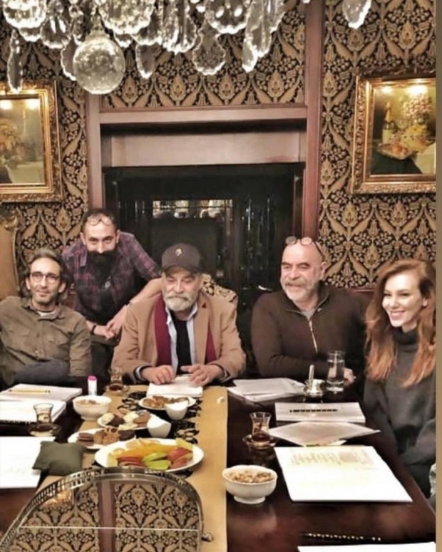 Haluk Bilginer och andra skådespelare tillsammans 