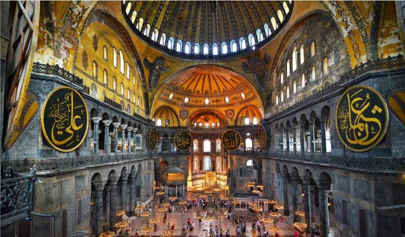 Var är Ayasofya-moskén? I vilket distrikt ligger Hagia Sophia-moskén?