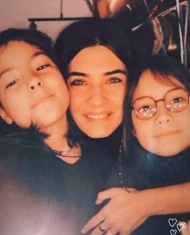 Tuba Büyüküstün delade en bild med sina döttrar