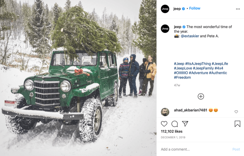 instagram post från @jeep visar en familj i slutet av julgranjakt med ett träd på toppen av sin jeep, djupt i snö och trädland