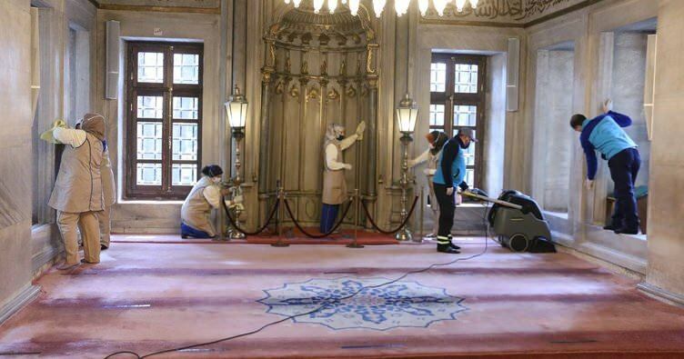 Eyüpsultan-moskén tvättades med rosenvatten före Ramadan