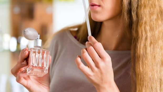 Hur förstår jag falsk parfym? Vilka är skadorna på falska parfymer?
