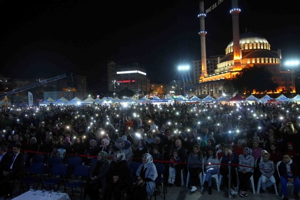 Den bosniska konstnären Zeyd Şoto och Eşref Ziya Terzi gav en konsert i Bağcılar 