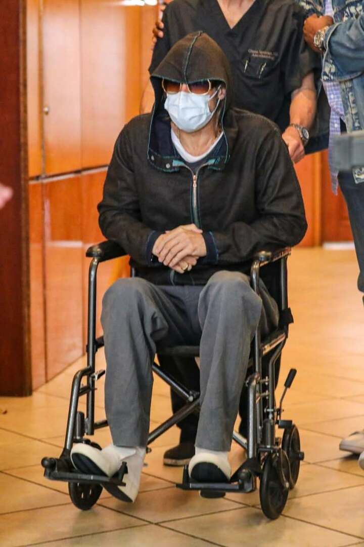 Brad Pitt lämnar rullstolen 