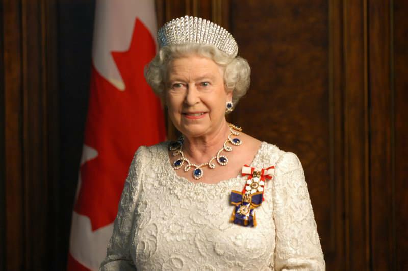 Drottning Elizabeth lämnade palatset av rädsla för koronaviruset! Visas för första gången efter 72 dagar