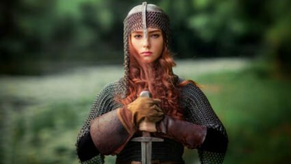 Den svenska lilla flickan hittade 1500 år gammal svärd i sjön