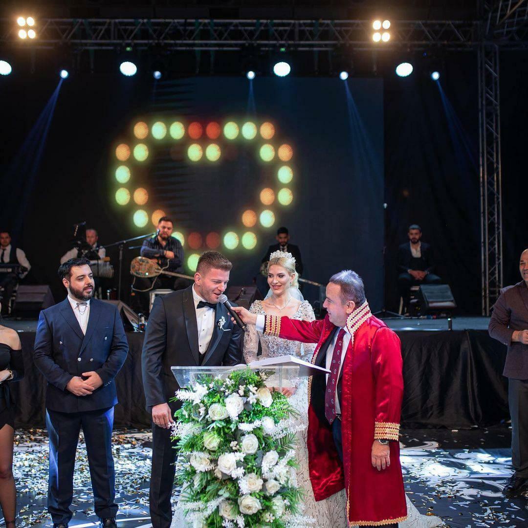 Det berömda parets bröllop gjordes av borgmästaren i Antalya Metropolitan Municipality.