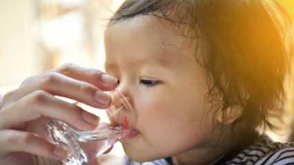 Hur ska vatten ges till bebisar? Kan barn under sex månader få vatten?