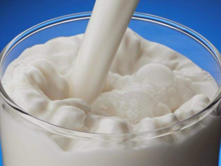 Mjölkhällteknik utan att stänkka mjölk på dig