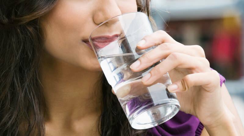 Är det skadligt att dricka vatten mellan måltiderna?