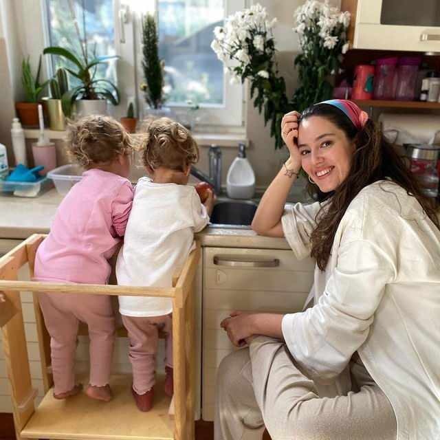 En delning från hennes tvillingmor Pelin Akil som får dig att le med sina barn!