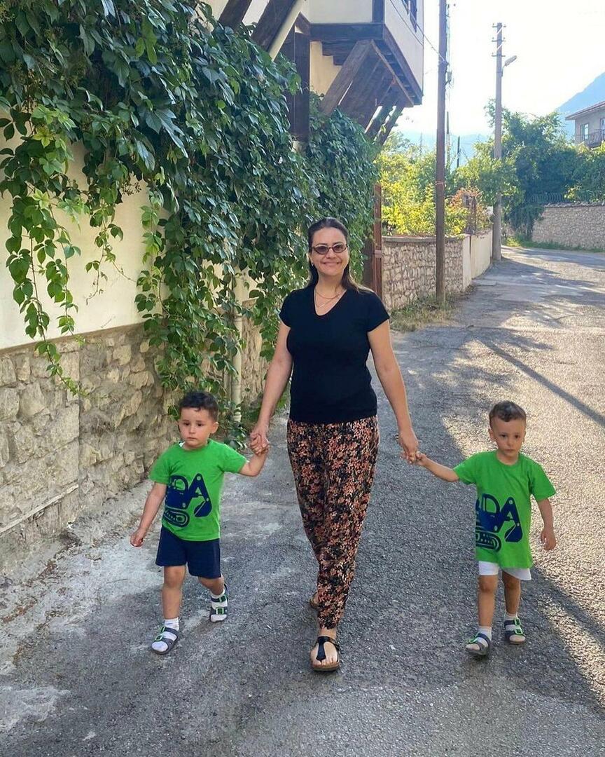 Ezgi Sertel på semester med sina söner