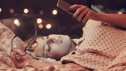 Vad orsakar att använda en telefon innan du sover?