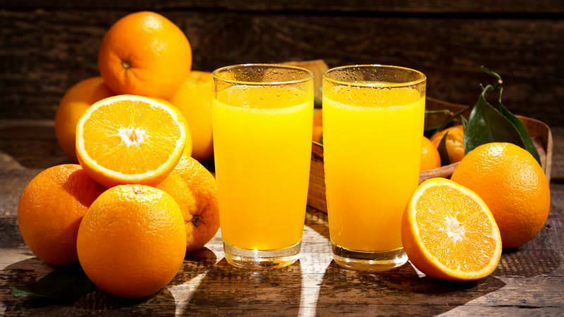 Skadorna på att dricka apelsinjuice till frukost