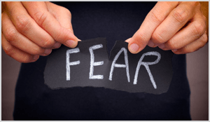 Inför din rädsla för att arbeta genom att marknadsföra dig själv.