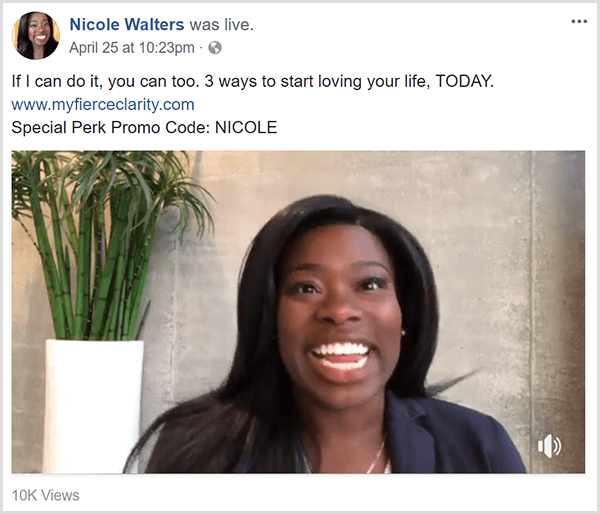 Nicole Walters delar en Facebook-livevideo som marknadsför sin kurs Fierce Clarity. Hon dyker upp i affärskläder framför en neutral vägg och en hög bambuväxt i en vit planter.