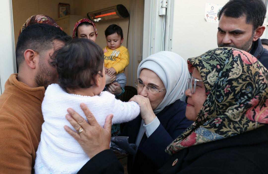 Emine Erdoğan besökte familjer till jordbävningsoffren