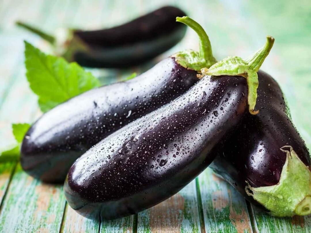 Hur förhindrar man att aubergine brunnar? Kan aubergine ätas rå? Är aubergine giftiga när man lagar mat?