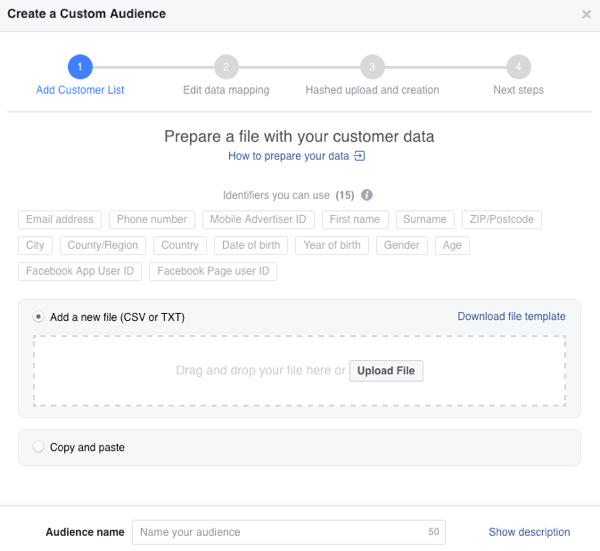 Du kan antingen ladda upp din kundlista eller kopiera och klistra in den för att skapa en anpassad publik på Facebook.