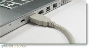 anslut USB-kabeln från telefon till datorport