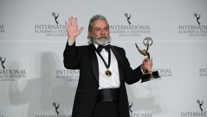  Emmy prisbelönta skådespelare Haluk Bilginer fortsätter att vara stolt! 