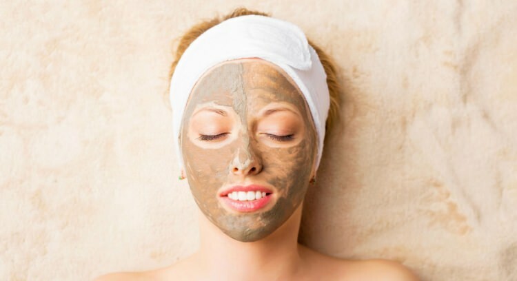 För att rengöra huden korrekt: Applicera en lermask