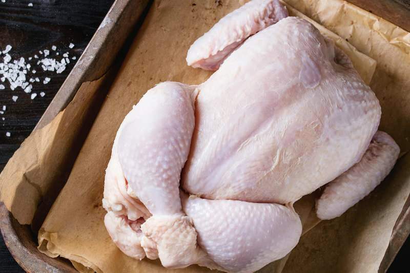 Kontrollera färgen och lukten av kyckling
