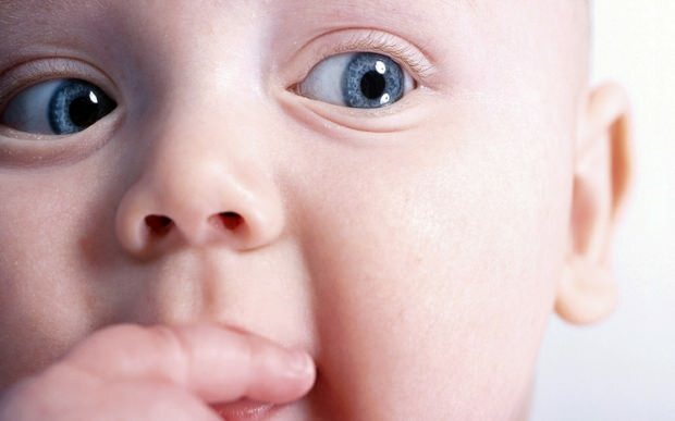 Varför skiftar ögon hos spädbarn?
