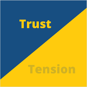 Detta är en fyrkantig illustration av Seth Godins iakttagelse att vissa företag försöker eliminera spänningar i sin marknadsföring. Fyrkanten är en blå triangel längst upp till vänster och en gul triangel längst ner till höger. I den blå triangeln står gul text som säger Trust. I den gula triangeln säger blå text spänning men den är nästan transparent och bleknar in i den gula bakgrunden.