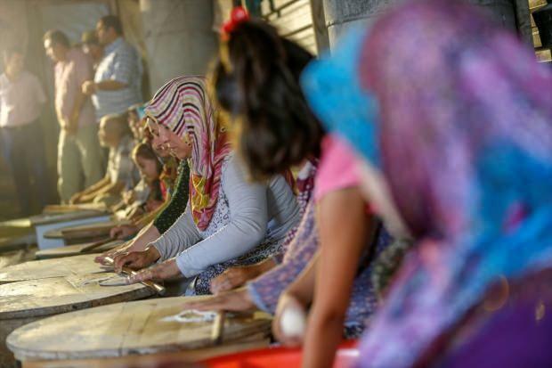 70 kvinnor från Antalya tillverkar pannkakor genom att sälja pannkakor