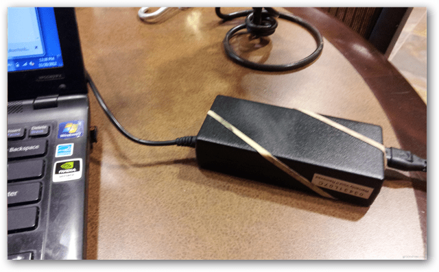 Håll din bärbara dator strömförsörjning från att skjuta ett skrivbord med ett gummiband