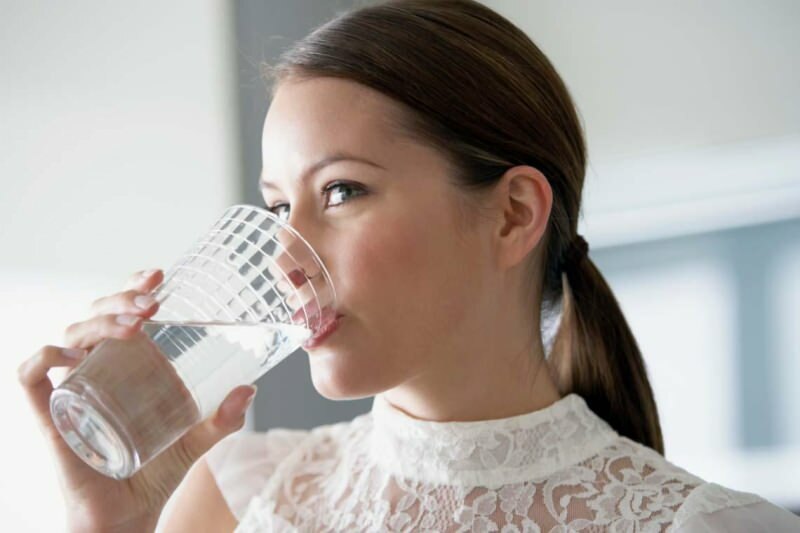 vattenförbrukning gör att virusen i kroppen kan tas bort från kroppen på kort tid