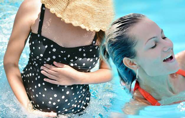 Fördelarna med att simma under graviditeten! Är det möjligt att komma in i poolen under graviditeten?