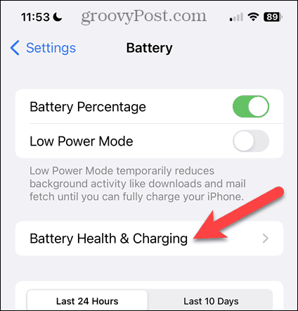 Tryck på Batterihälsa och laddning på iPhone-batteriskärmen
