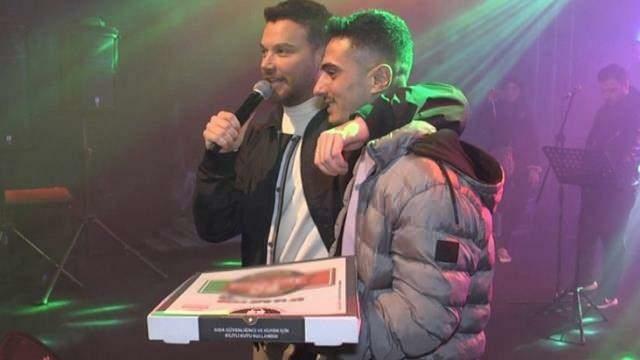 Sinan Akçıl sjöng pizza till konserten! Han uppfyllde sitt fans dröm...