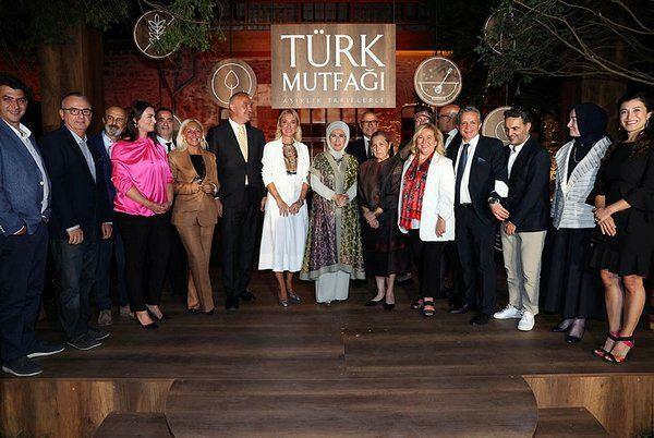 Den publicerades under överinseende av Emine Erdogan! Turkiskt kök med hundraårsrecept bok i 2 grenar...