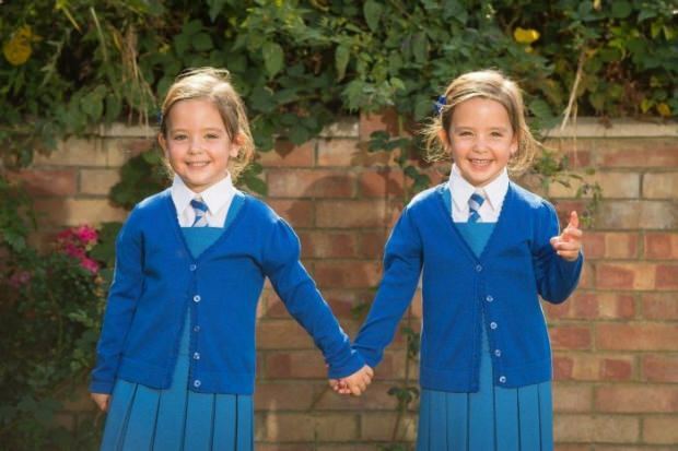 Bör tvillingssystrar studera i samma klass? Utbildning av tvillingbröder