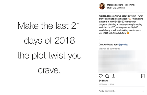 Detta är en skärmdump av ett Instagram-inlägg av Melissa Cassera. Den har en vit bakgrund och säger med svarta bokstäver: "Gör de senaste 21 dagarna av 2018 till plot-twist du längtar efter."