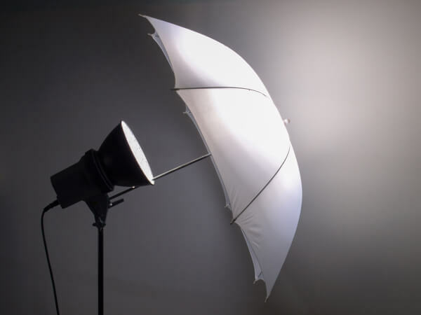 Ett fotoparaply hjälper till att skapa mjukt, smickrande ljus för dina videor.
