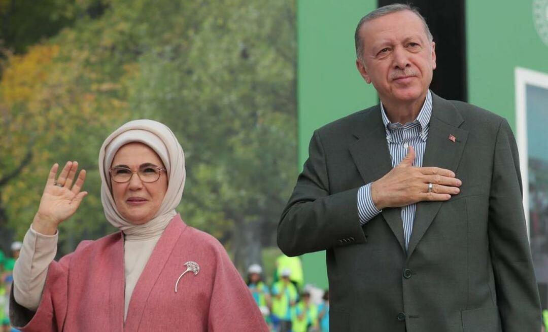 Emine Erdoğan tackade Ayaskent İrfan Kırdar Secondary School i Izmir