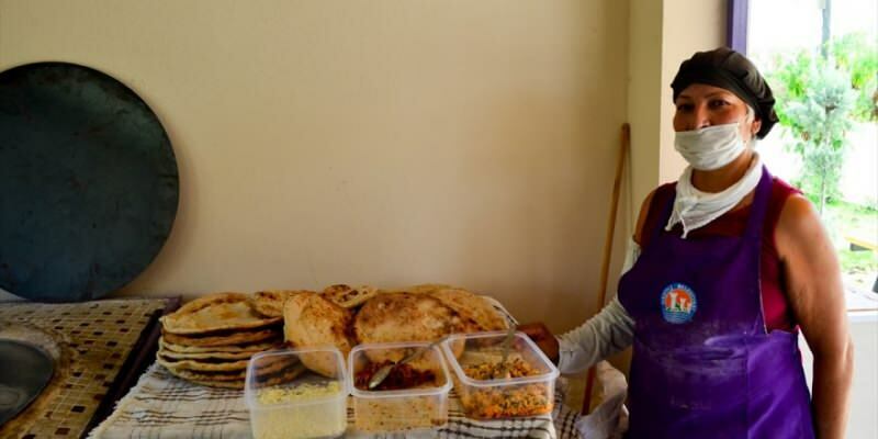 Kvinnor i Mersin bidrar med familjens budget med sina tandoorihus!